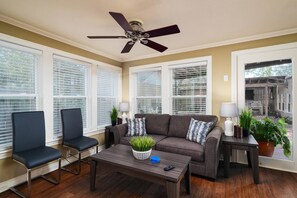 Smart TV - Timeless Beach Beauty *️Huge Entire House 4/2 * Beach Attractions! (Corpus Christi,)