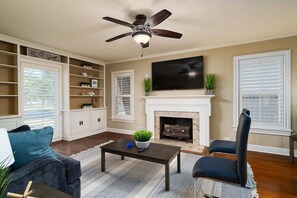 Smart TV - Timeless Beach Beauty *️Huge Entire House 4/2 * Beach Attractions! (Corpus Christi,)