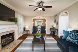 Smart TV - Timeless Beach Beauty *️Huge Entire House 4/2 * Beach Attractions! (Corpus Christi,)