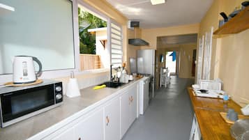 Cafetera y tetera, refrigerador, microondas y horno