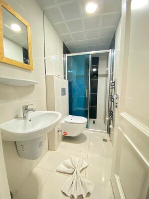 Shower, eco-friendly toiletries, slippers, towels - Hotel Kent Ani (Kars)