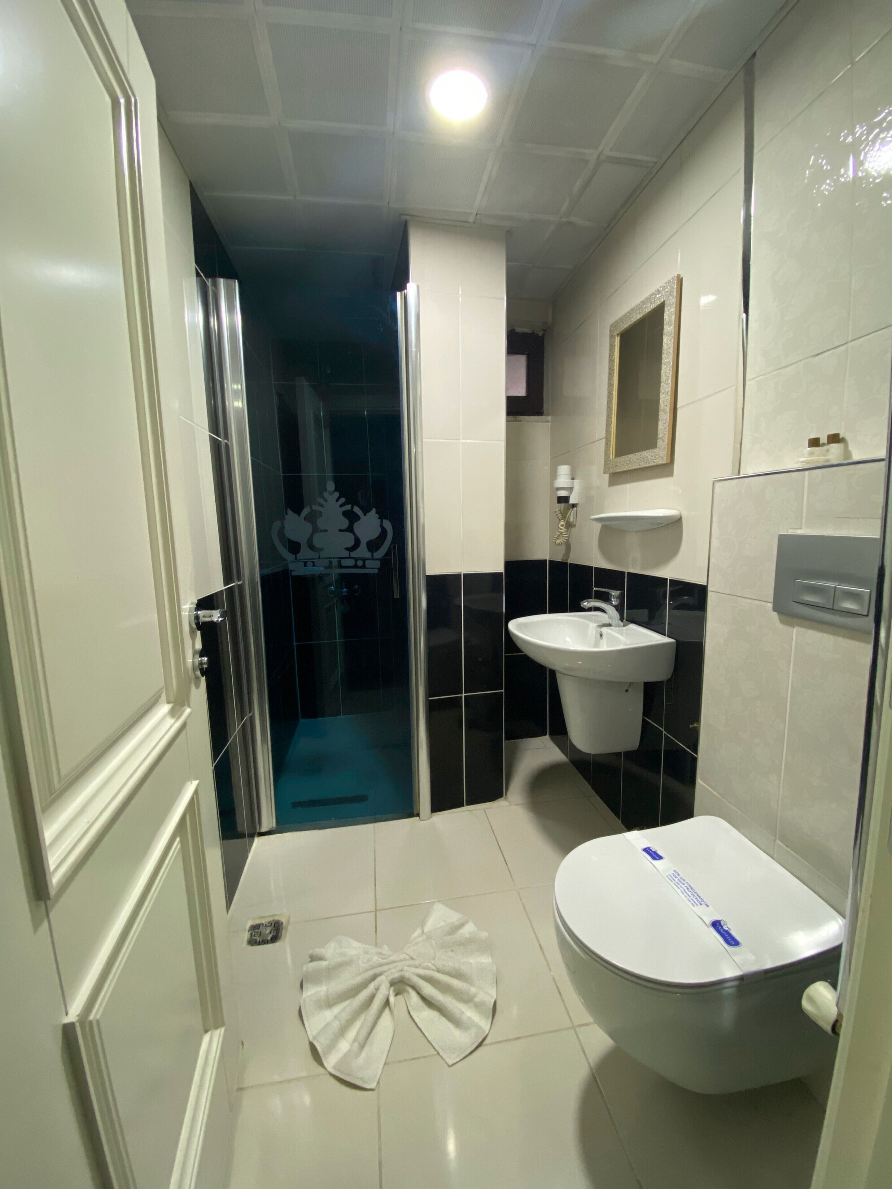 economy single room | bathroom | shower, slippers, towels, soap