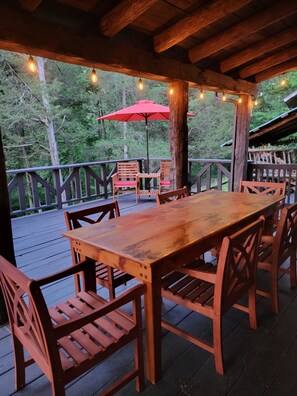 Outdoor dining - Cozy log cabin in Lake Community.  (Athens)