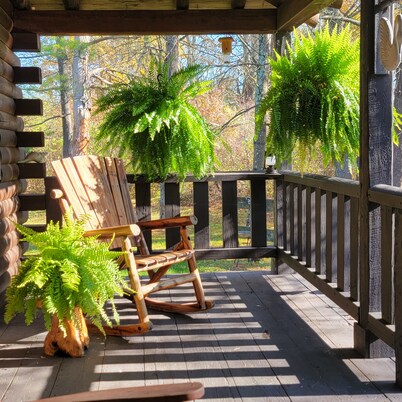 Cozy log cabin in Lake Community. 