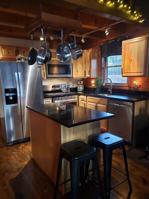 Kjøleskap, mikrobølgeovn, ovn og kokeplater