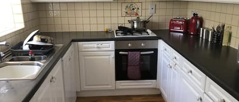 Hus | Eget kjøkken | Kjøleskap, mikrobølgeovn, ovn og kokeplater