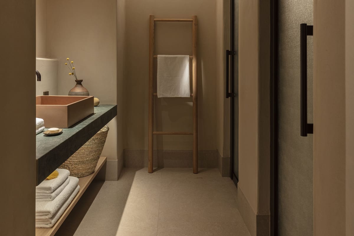 Junior-Suite, eigener Pool, Meerblick | Badezimmer | Dusche, kostenlose Toilettenartikel, Haartrockner, Bademäntel