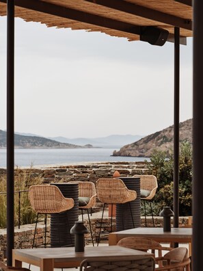 Se sirven desayunos y cocina mediterránea; con vista a la alberca