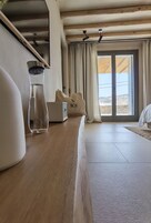 Junior suite, privézwembad, uitzicht op zee | Een minibar, een kluis op de kamer, verduisterende gordijnen