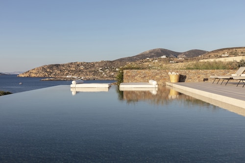 NOS Hotel & Villas
