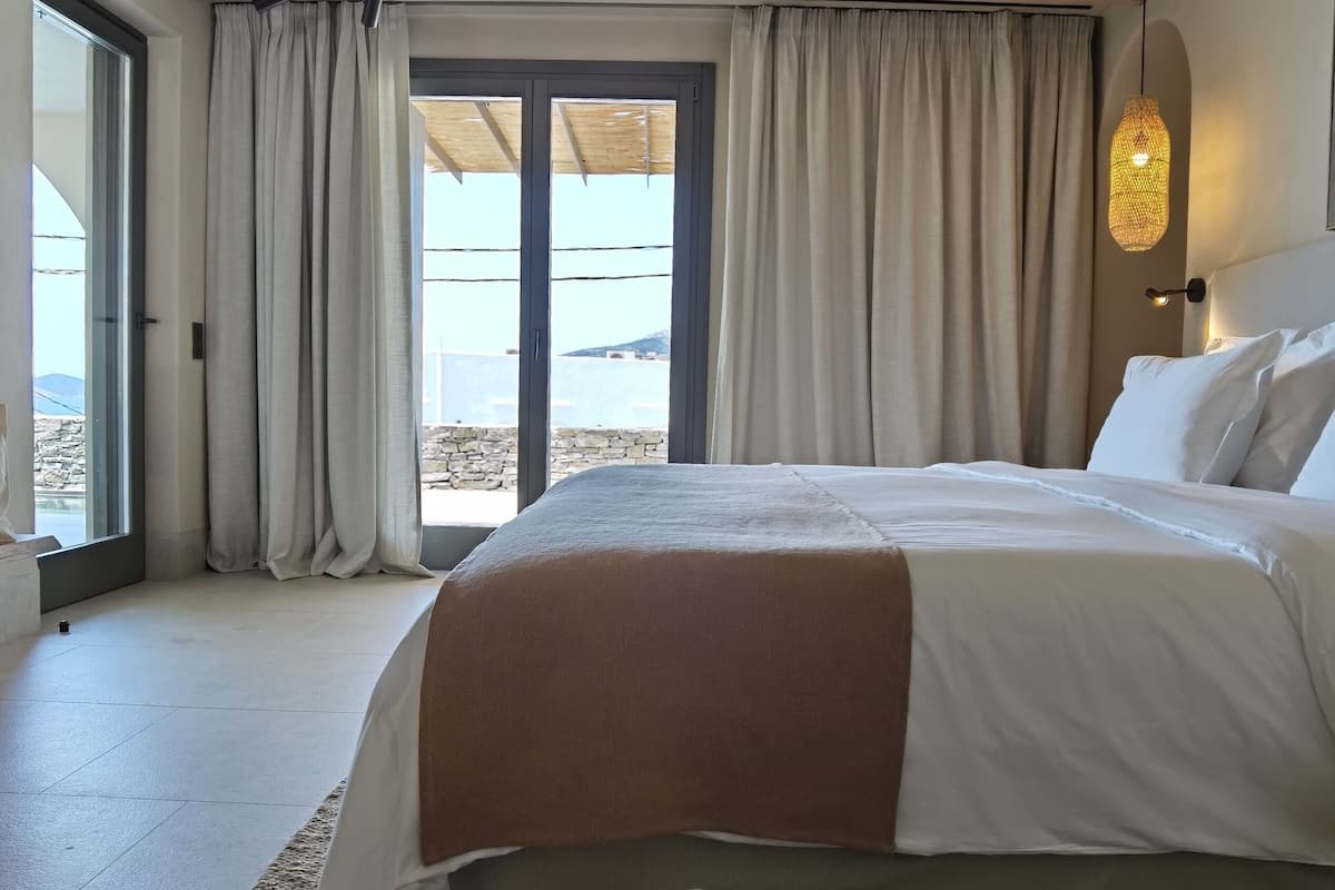 Junior-Suite, eigener Pool, Meerblick | 1 Schlafzimmer, Minibar, Zimmersafe, Verdunkelungsvorhänge