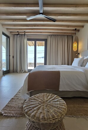 Suite – junior, privat basseng, sjøutsikt | Minibar, safe på rommet, blendingsgardiner og lydisolert