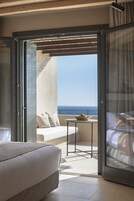 Klassieke tweepersoonskamer, uitzicht op zee | Een minibar, een kluis op de kamer, verduisterende gordijnen