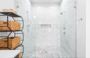Badewanne, Haartrockner, Handtücher