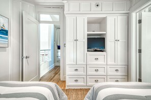 4 bedrooms, iron/ironing board, WiFi, bed sheets - Across from Heated Pool, 2 Minutes to Beach, and Newly Renovated. With Gulf View (Santa Rosa Beach)