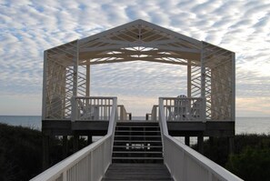 Property grounds - Across from Heated Pool, 2 Minutes to Beach, and Newly Renovated. With Gulf View (Santa Rosa Beach)