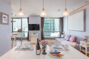 Smart TV - Serviced 1 Bed Panoramic SKYVILLAS with Pool and BTS (Bangkok)