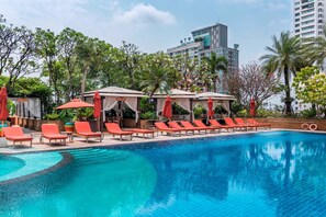 Outdoor pool - Serviced 1 Bed Panoramic SKYVILLAS with Pool and BTS (Bangkok)