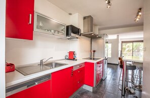 Réfrigérateur, micro-ondes, four, plaque de cuisson