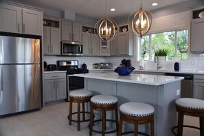 Refrigerador, microondas, placa de cocina, lavavajillas