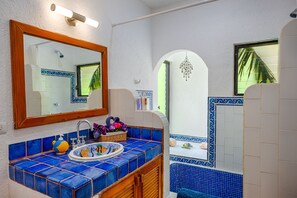 Combinació de dutxa i banyera i tovalloles 