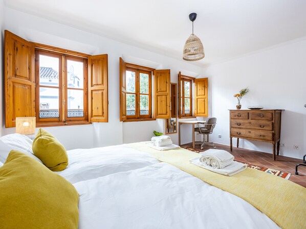 3 bedrooms, travel crib, WiFi, bed sheets