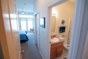 Room - 🏖️Sleepy Hollow Beach Resort, Shore 46 – Family Fun on Lake Michigan! (South Haven)