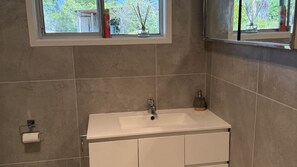 Shower, towels - Top of the World - ocean views (Sunshine Bay)