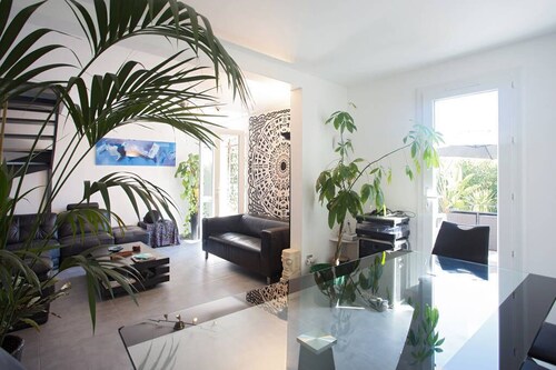 HOUSE CLOSE TO BEACHES