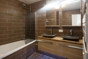 Combined shower/tub