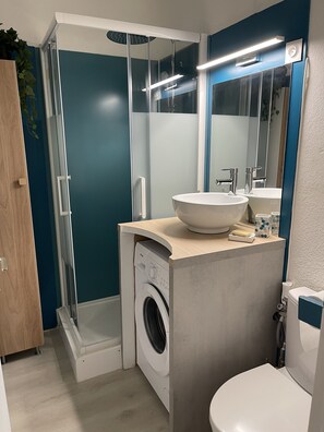 シャワー、石鹸、トイレットペーパー