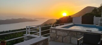 Amber's Place, Cosy House With Pool and sea Views