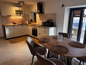 Fridge, oven, stovetop, dishwasher - Amber's Place, Cosy House With Pool and sea Views (Dubrovnik)