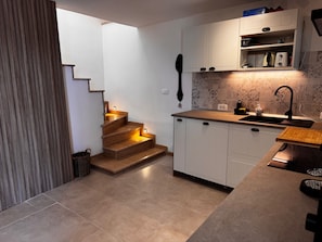 Fridge, oven, stovetop, dishwasher - Amber's Place, Cosy House With Pool and sea Views (Dubrovnik)