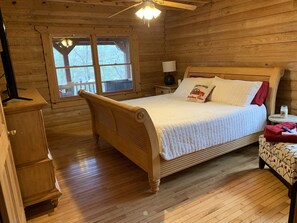 2 chambres, bureau, fer et planche à repasser, lit de bébé portatif