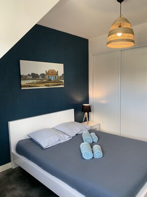 2 bedrooms, desk, iron/ironing board, travel cot