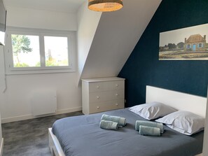 2 slaapkamers, een bureau, een strijkplank/strijkijzer, reisbedje