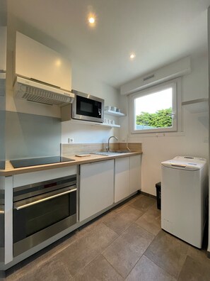 Een koelkast, een microgolfoven, een oven, een kookplaat