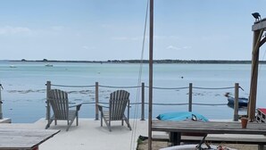 A beachside dining area with a seafood grill, chairs, and a view of the ocean. - Villa du Pêcheur, Gâvres Peninsula (Gâvres)