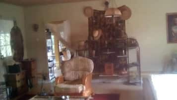 Cottage | Living area