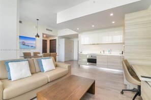 TV, offices - Rooftop Pool + Hot Tub+ Gym+ Near Beach (Hollywood)