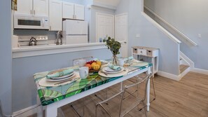 冰箱、微波炉、烤箱、炉灶