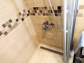 Leilighet, 1 kingsize-seng | Bad | Dusj, hårføner og håndklær