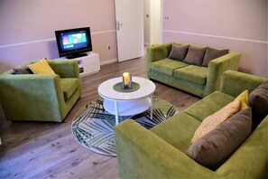 Apartment, 1 King Bed | Living room