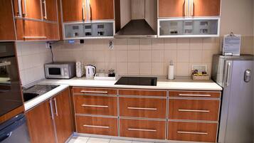 Apartment, 1 King Bed | Private kitchen | Fridge, microwave, oven, stovetop