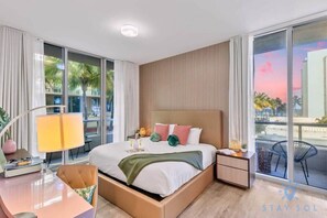 1 habitación, escritorio, tabla de planchar con plancha y cuna de viaje 