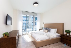 2 chambres, bureau, fer et planche à repasser, lit parapluie