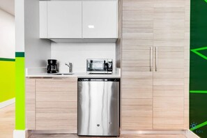 Refrigerador, microondas, cafetera/tetera, tostadora