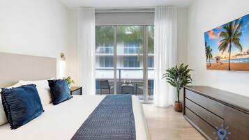 2 habitaciones, escritorio y tabla de planchar con plancha