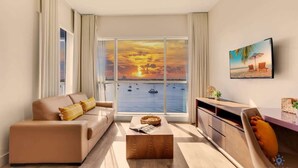 Ein modernes Wohnzimmer mit einer Couch, einem Couchtisch und Meerblick mit Booten.
